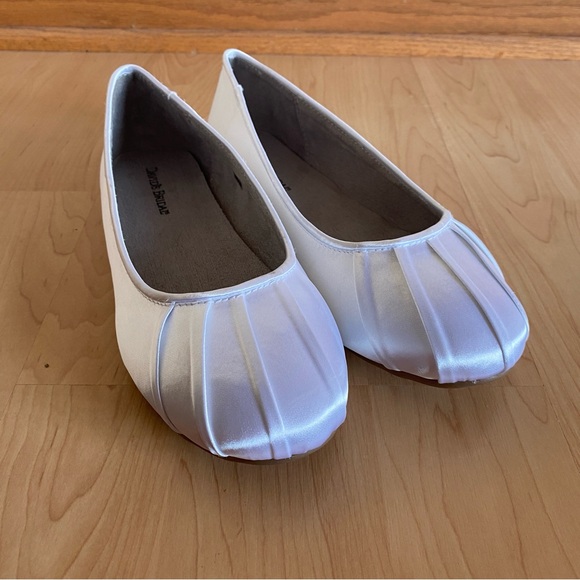 NEW David’s Bridal Women’s Dyeable White Satin Pleated Toe Flat, Size 9.5W - Picture 2 of 10